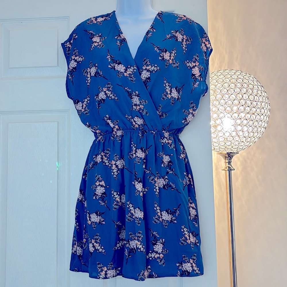 Medium Charlotte Russe dress casual blue pink flowers short comfy cross cross